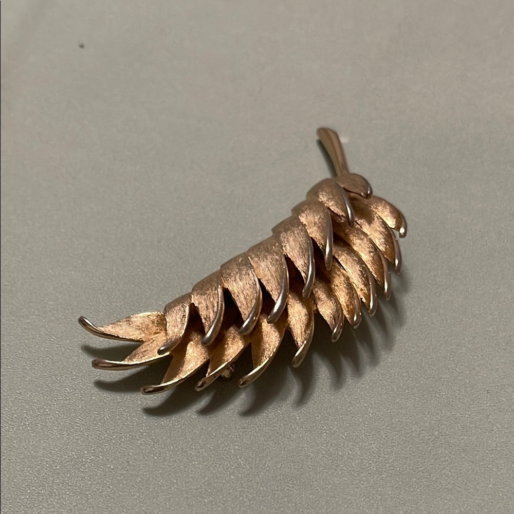 Gold VINTAGE BOUCHER P8901 Beautiful Leaf Brooch